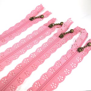 3pc zipper 20cm / 8 inch light pink lace closed end (Z83)