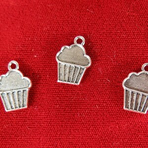 BULK! 30pc "cupcake" charms in antique style silver (BC1041B)