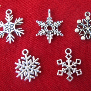 BULK 30pc snowflake charms in antique silver style BC489B image 1