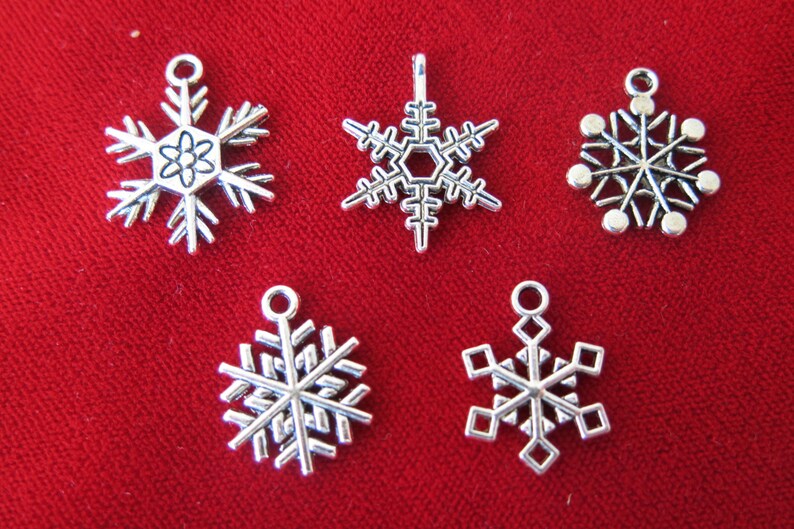 BULK 30pc snowflake charms in antique silver style BC489B image 1