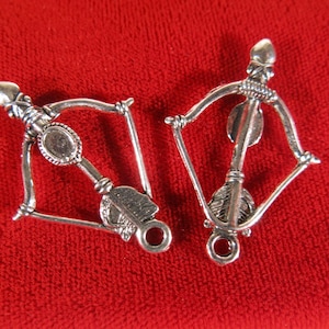 10pc &quot;bow and arrow&quot; charms in antique style silver (BC379)