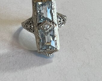 18k White Gold Filigree Ring with 2 Aquamarine and One Single Cut Diamond