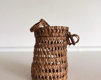 Cesta miniatura vintage tejida con tapa, de ratán y bambú, para guardar objetos pequeños.