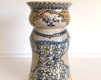 Cerámica de Vicki Miller / Maceta con figura de mujer