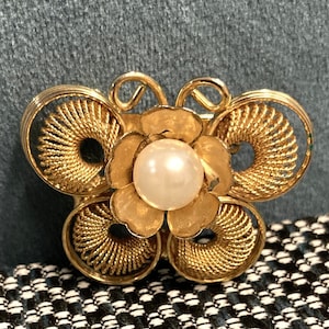 Vintage Gold Tone Butterfly With A Center Pearl Pin/Brooch