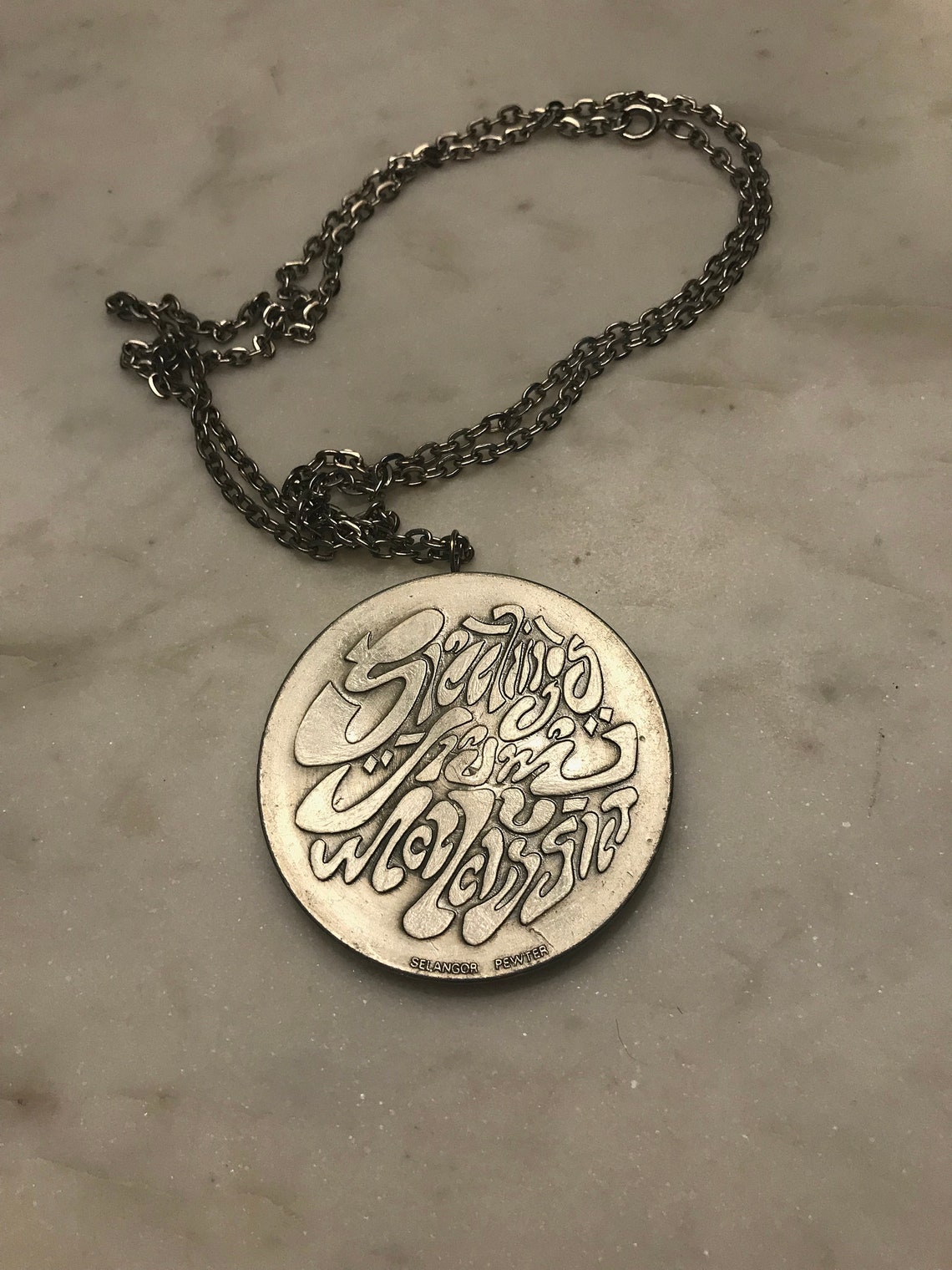 Pendentif Vintage En étain - Fleur D'orchidée - Signé Selangor Pewter - Bon état (Occasion)