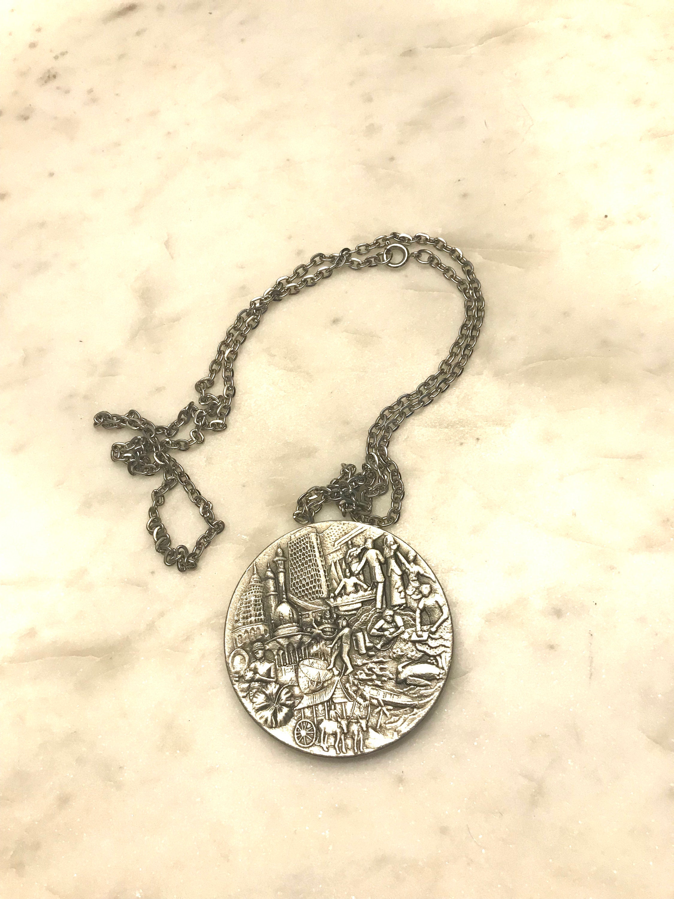 売れ筋がひクリスマスプレゼント！ Vintage Royal Pendant View Malaysia Embossed Pewter Selangor その他