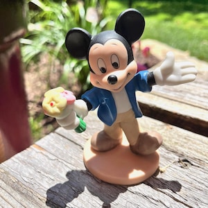Figura vintage de cerámica de Mickey Mouse con flores de Disney, fabricada en Sri Lanka. imagen 1