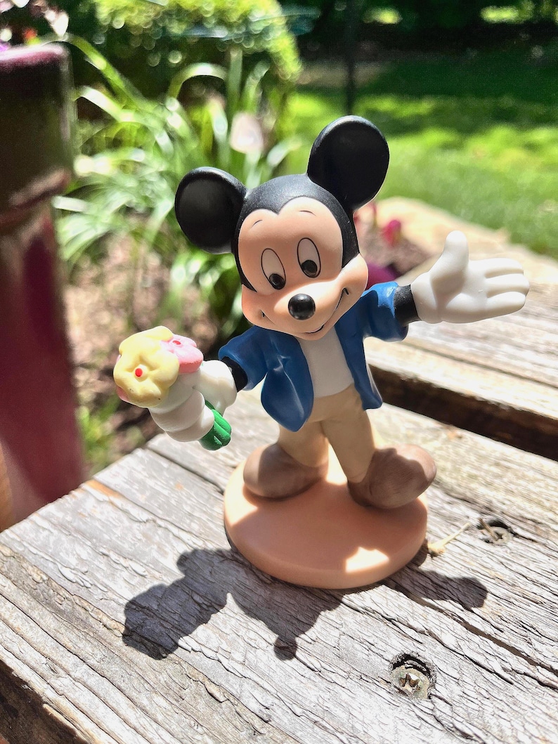Figura vintage de cerámica de Mickey Mouse con flores de Disney, fabricada en Sri Lanka. imagen 1