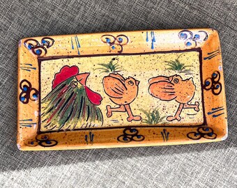 Plato vintage de cerámica con forma de gallo y pollitos, hecho y pintado a mano