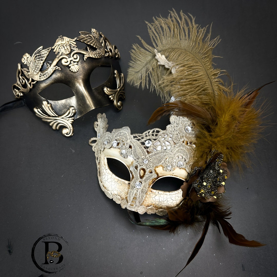 Maschera da Appendere Oro con Fiori Burgundi e Piume H.12 cm