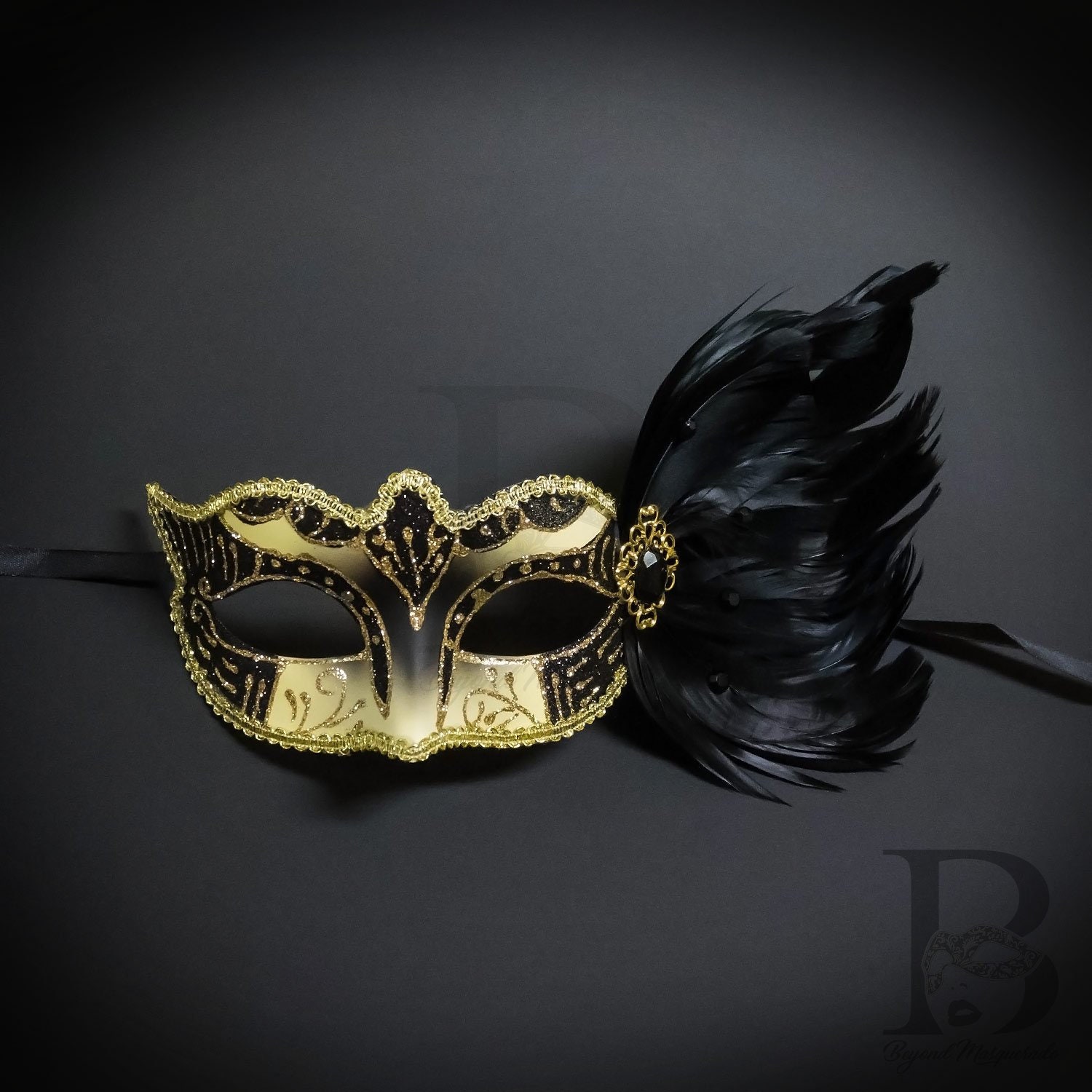 máscara de carnaval veneciano y plumas de pavo real. concepto de  celebración de carnaval 17559423 Foto de stock en Vecteezy