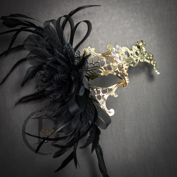 Masque de mascarade vénitien en métal filigrane fantôme de déesse dorée avec bâton tenu dans la main - Ornements en plumes douces