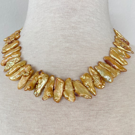 Gold baroque pearl necklace - image 1