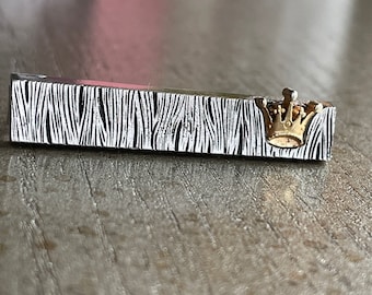 Crown tie clip bar