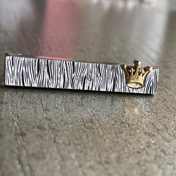 Crown tie clip bar