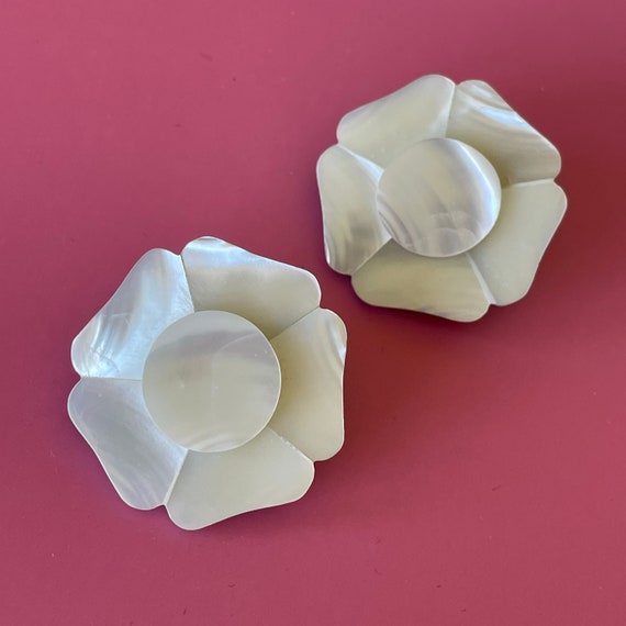 Mother of pearl flower brooch - image 8