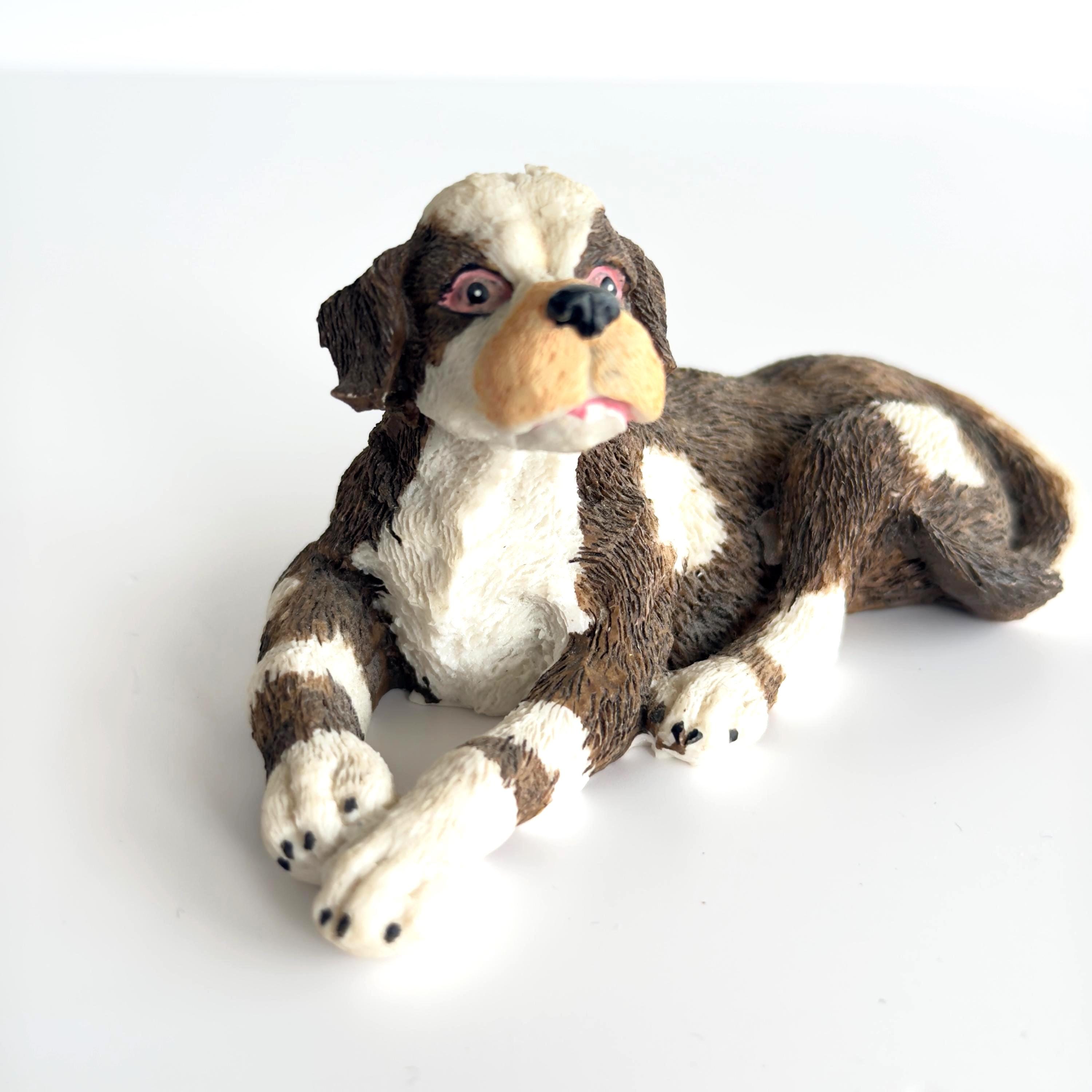 セントバーナードの置物：コレクター向けの横たわる犬の像 - Etsy 日本