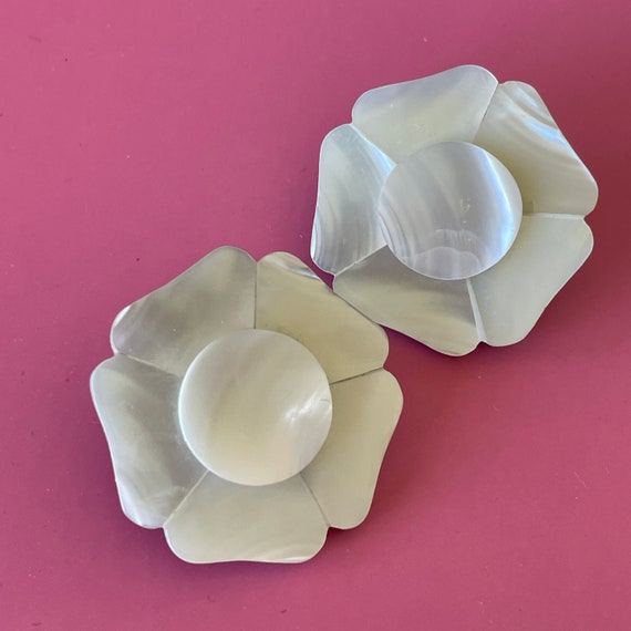 Mother of pearl flower brooch - image 6