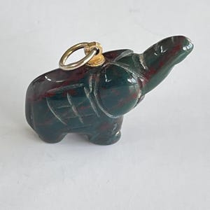 Pingente de elefante de jaspe