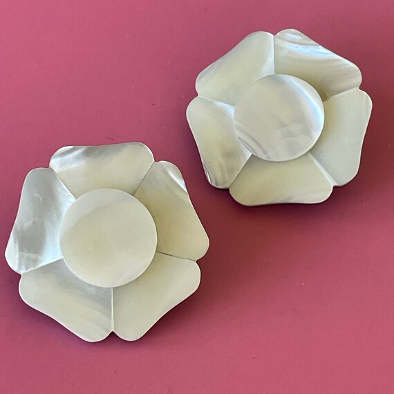 Mother of pearl flower brooch - image 1