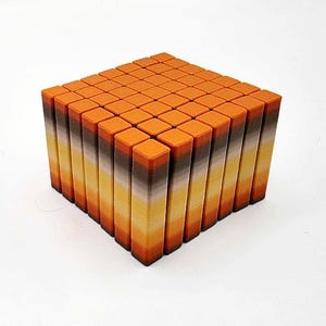 Könnte beinhalten: Ein geometrischer Würfel, der aus zahlreichen rechteckigen Blöcken besteht. Jeder Block weist einen Farbverlauf auf, der von Orange über Gelb zu Braun verläuft. Der Würfel steht vor einem weißen Hintergrund, der seine dreidimensionale Struktur hervorhebt.