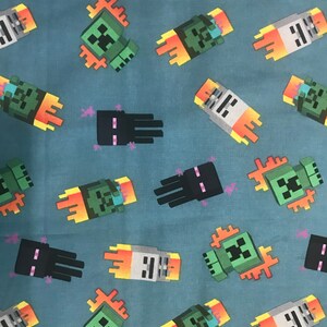 Puede incluir: Una tela azul con un patr&oacute;n repetido de personajes de Minecraft verdes y negros. Los personajes est&aacute;n en varias poses, incluyendo de pie, saltando y volando. La tela es perfecta para proyectos de manualidades, como almohadas, mantas y bolsos.