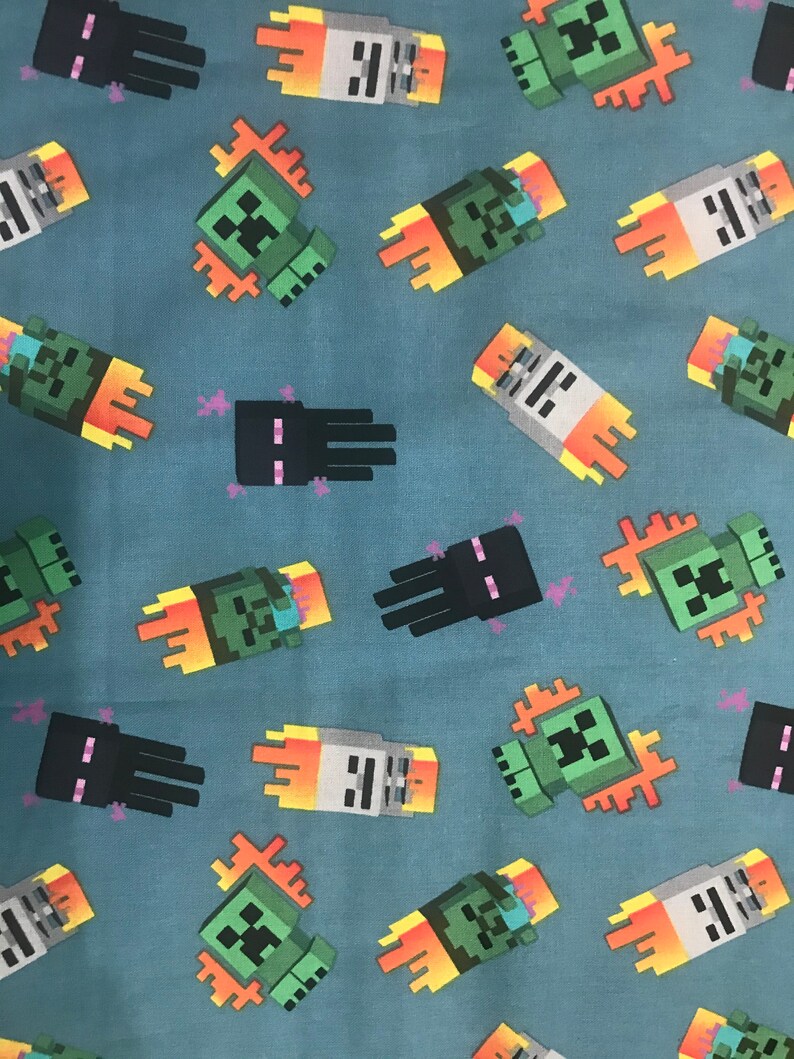 Puede incluir: Una tela azul con un patr&oacute;n repetido de personajes de Minecraft verdes y negros. Los personajes est&aacute;n en varias poses, incluyendo de pie, saltando y volando. La tela es perfecta para proyectos de manualidades, como almohadas, mantas y bolsos.