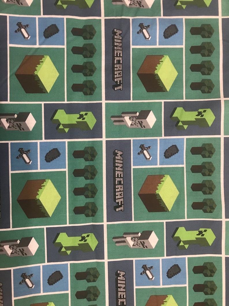 Puede incluir: Una tela azul y verde con un patr&oacute;n repetido de personajes y bloques de Minecraft. La tela presenta el logotipo de Minecraft, un creeper, un esqueleto, una espada, un bloque de tierra y &aacute;rboles.