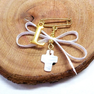 Pines de testigo en blanco y dorado con la letra inicial del bebé y cruz de concha, Martirika Martyrika, bautismo ortodoxo, regalo para invitados - 10 piezas