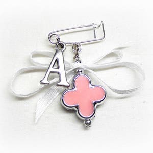 Pines de testigos de niñas, bautismo ortodoxo, bautizo ortodoxo, Martirika Martyrika, cruz rosa, dije con la letra inicial del bebé (CCBMN24B) - 10 piezas