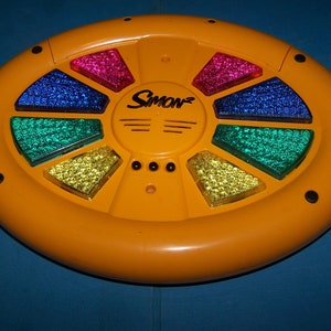 SIMON 2 - Electronic Handheld Game Double Sided Memory Game Simon Says - The Game of Fast Reflexes and Rapid Recall - 2000 - Hasbro