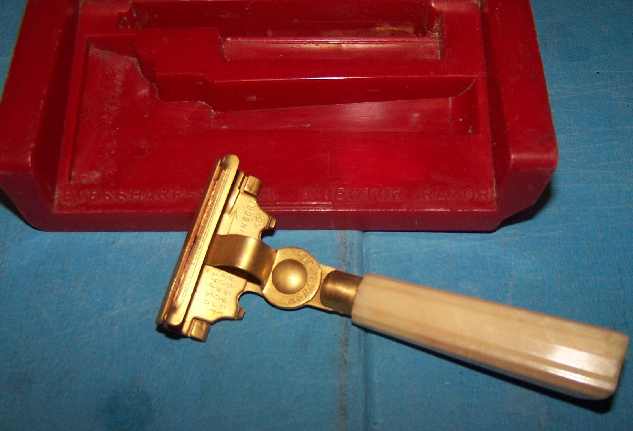 Vintage　Ever Ready 片刃髭剃り　Made in U.S.A. Vintage Eversharp - Schick Injector Razor Gold Bakelite Handle Red