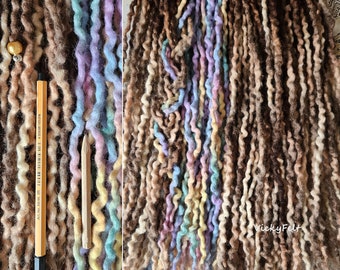 Dünne gewellte Wolle Dreads DE Dreadlocks 15 bis 70 DE Verlängerungen 14 bis 32 Zoll Braun Cream Peach Akzent Pastel Rainbow