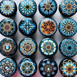 以下が含まれることがあります： 複雑なパターンを持つ、12個の丸い青と金のマンダラデザイン。各デザインはユニークで、異なる幾何学模様が特徴です。