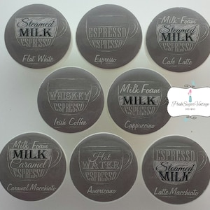 以下が含まれることがあります： コーヒー飲料の白いテキストとイラストが描かれた灰色の丸いステッカーが9枚。ステッカーには、フラットホワイト、エスプレッソ、カフェラテ、アイリッシュコーヒー、カプチーノ、キャラメルマキアート、アメリカーノ、ラテマキアートなど、さまざまなコーヒー飲料が描かれています。