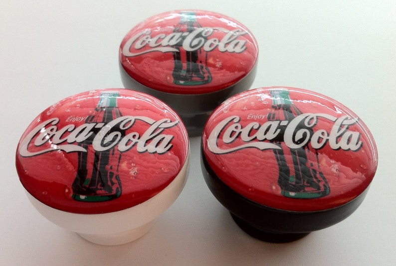 Boutons de cuisine faits main COKE COCA COLA au look vintage rétro Personnalisez la couleur Au moins 4 image 1