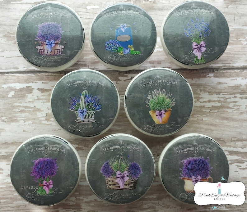 K&ouml;nnte beinhalten: Satz von 8 runden Keramikkn&ouml;pfen mit Lavendel-Motiv. Jeder Knopf zeigt ein anderes Design mit Lavendelbl&uuml;ten, einem Korb und dem Text "Les Jardin de Provence".