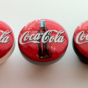 Boutons de cuisine faits main COKE COCA COLA au look vintage rétro Personnalisez la couleur Au moins 4 image 3