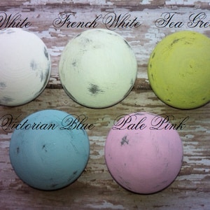 Peut inclure: Cinq &eacute;chantillons de peinture ronds sur une surface en bois. Les couleurs sont blanc, blanc fran&ccedil;ais, vert th&eacute;, bleu victorien et rose p&acirc;le.