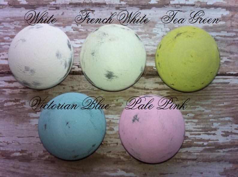 Peut inclure: Cinq &eacute;chantillons de peinture ronds sur une surface en bois. Les couleurs sont blanc, blanc fran&ccedil;ais, vert th&eacute;, bleu victorien et rose p&acirc;le.