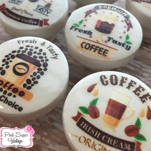 Może przedstawiać: Sześć okrągłych podkładek ceramicznych w kolorze białym z różnymi wzorami o tematyce kawy. Wzory przedstawiają ziarna kawy, filiżanki do kawy i tekst, który brzmi "Fresh & Tasty", "Premium Coffee", "Coffee", "Irish Cream" i "Good Choice".