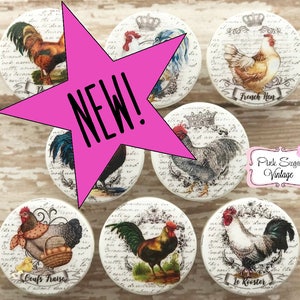 Puede incluir: Conjunto de 7 pomos de cerámica con ilustraciones vintage de gallos y gallinas francesas. Los pomos son blancos con escritura negra y presentan una variedad de gallos y gallinas en diferentes poses. Los pomos están etiquetados como "French Hen", "Le Rooster", "Ceufs Fraise" y "New!"