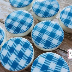 Pu&ograve; includere: Pomo rotondo con motivo a quadri vichy blu e bianco. I pomelli sono rotondi e hanno uno sfondo bianco con quadrati vichy blu.