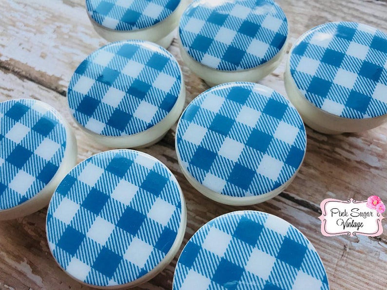 Pu&ograve; includere: Pomo rotondo con motivo a quadri vichy blu e bianco. I pomelli sono rotondi e hanno uno sfondo bianco con quadrati vichy blu.