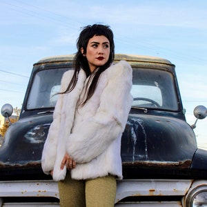 Vintage Fur Coat/ White Rabbit Fur Coat/ 80s White Fur Coat/ Jutted Shoulders/ Waist Length Fur/ Real Rabbit Fur Jacket/ Gray Fur/ Medium