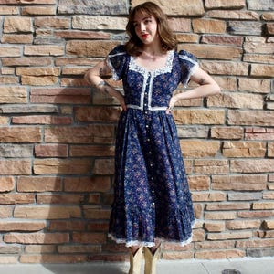 Jaren 70 Gunne Sax bloemenjurk: vintage donkerblauwe prairiestijl (S/M)