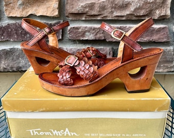 Jaren 70 Thom McAnn platformschoenen met uitgesneden houten details, dubbele bandjes, gevlochten en geknoopte wreef, maat 7 slingbacks