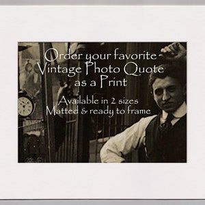 Puede incluir: Una impresi&oacute;n en tonos sepia de una fotograf&iacute;a vintage, enmarcada y lista para colgar. La imagen presenta a un hombre con traje y corbata, con texto superpuesto: "Pide tu cita de foto vintage favorita como impresi&oacute;n."