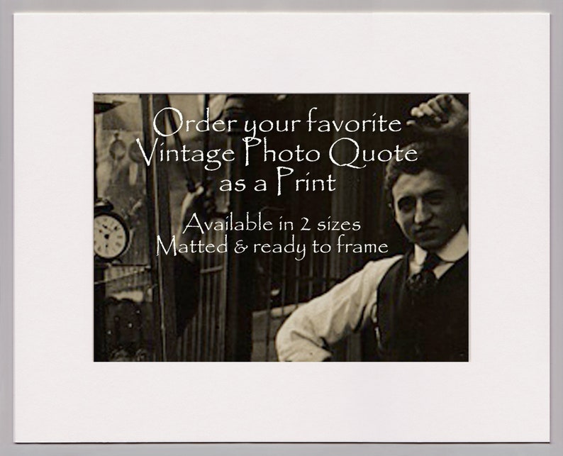 Puede incluir: Una impresi&oacute;n en tonos sepia de una fotograf&iacute;a vintage, enmarcada y lista para colgar. La imagen presenta a un hombre con traje y corbata, con texto superpuesto: "Pide tu cita de foto vintage favorita como impresi&oacute;n."